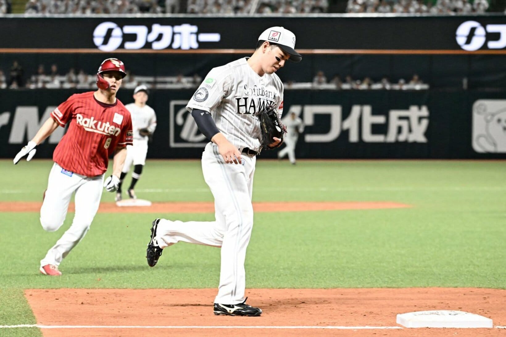 ３回一死一、二塁で三ゴロを捕球し、ゆっくり三塁ベースを踏むソフトバンク・栗原