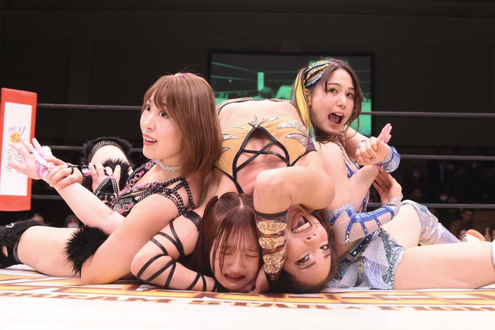 南小桃(下)を３人がかりでいたぶる初代王者組