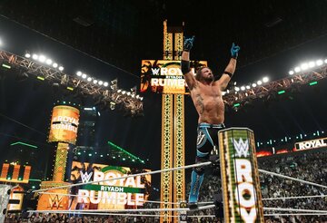 AJスタイルズはコーナーに上がって、最後のアピール（©ＷＷＥ）