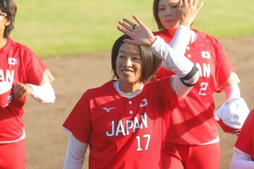 優勝してファンに手を振る上野由岐子