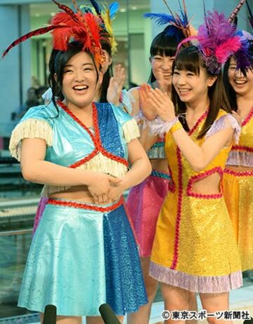 スカートのウエスト部分に指を入れ、隙間があることをアピールする鈴木香音。左はそれを見て爆笑する石田亜佑美