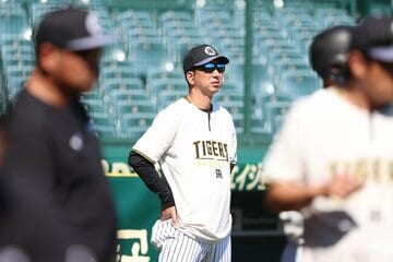 全体練習を見守る阪神・藤川監督