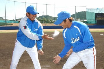 西武キャンプ打ち上げでマウンドの清めの塩を松坂大輔（左）が水田圭介の顔に投げた（04年02月）