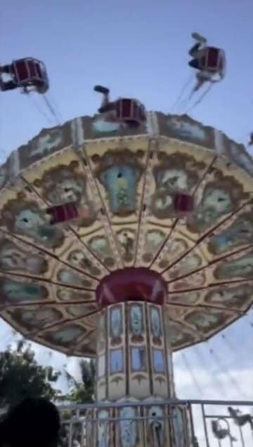 ブラジルの遊園地にあるウェーブ・スインガー（インターネットから）