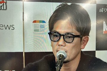 会見に臨んだ皇治