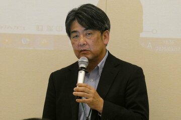 講演を行う安田浩一氏