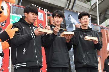 宮崎の観光アピールイベントに登場した新人の（左から）又木、西舘、森田