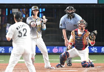  押し出しの四球を選んだ中野拓夢