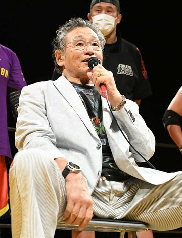  リングからファンにあいさつする天龍源一郎