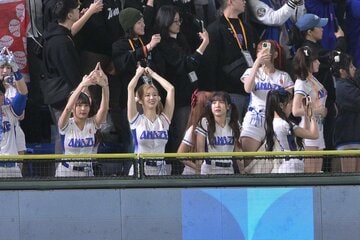 スタンドから応援する台湾チア軍団