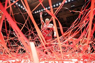 還暦祭で声援を受ける長与千種