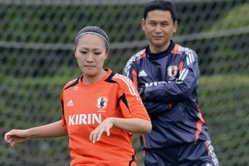 丸山桂里奈と佐々木則夫監督（右）