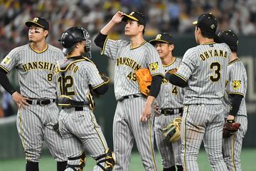 大山（中央）のピンチで集まる虎ナイン