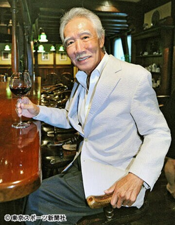 本紙の取材を受ける藤村さん