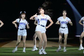 WBC台湾代表とソフトバンクの日中交流試合で試合前パフォーマンスをする台湾チアガール「ＣＴ　ＡＭＡＺＥ」