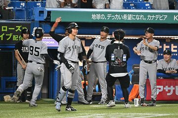 勝ち越し２ランを放った笹原操希（左）を迎える橋上監督代行