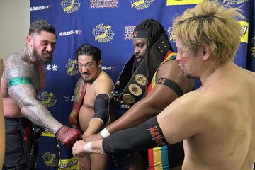 芦野祥太郎(左から２人目)の防衛を祝福するHAVOCのザイオン、オデッセイ、潮崎豪