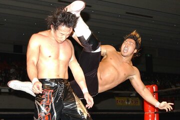U-30戦で丸藤正道（左）と激突（03年12月）