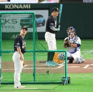 HRダービーで打撃投手を任された阪神・坂本誠志郎(左)