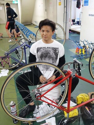  師匠の顔がでかでかとプリントされたＴシャツを着た和田真久留