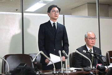 会見を行った国分太一（左）と菰田優弁護士