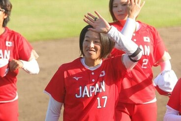 優勝してファンに手を振る上野由岐子