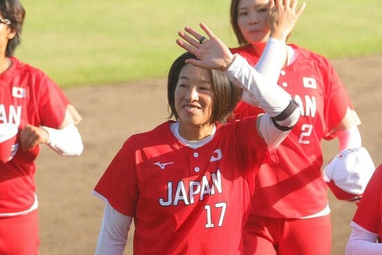 優勝してファンに手を振る上野由岐子