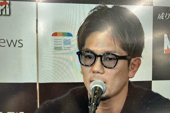会見に臨んだ皇治