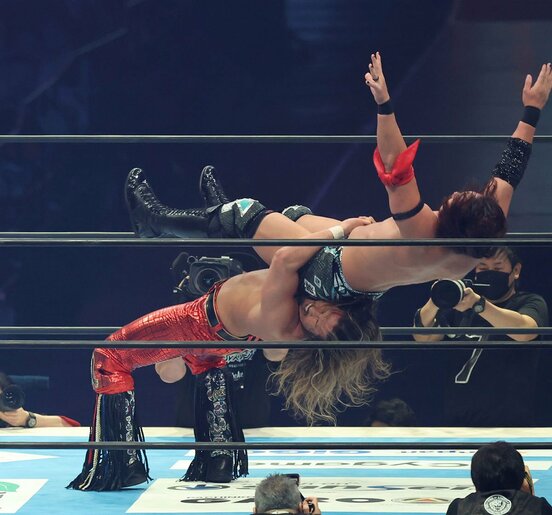 竹下幸之介(上)をジャーマンで投げる辻陽太