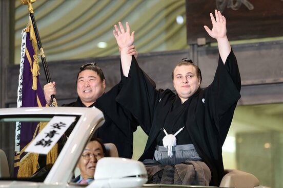 九州場所に続き、両国からもＶパレードを行った安青錦(右)