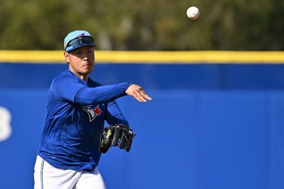 守備練習を行う岡本和真（ロイター）