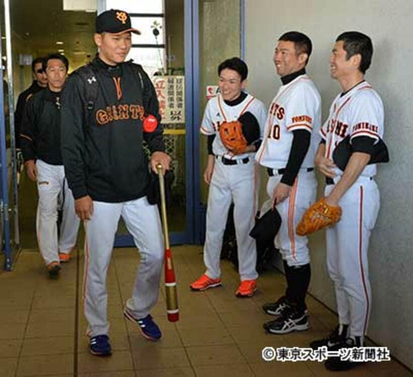ものまねタレントのあれ慎之介、桑田ます似、さかともに挨拶される坂本