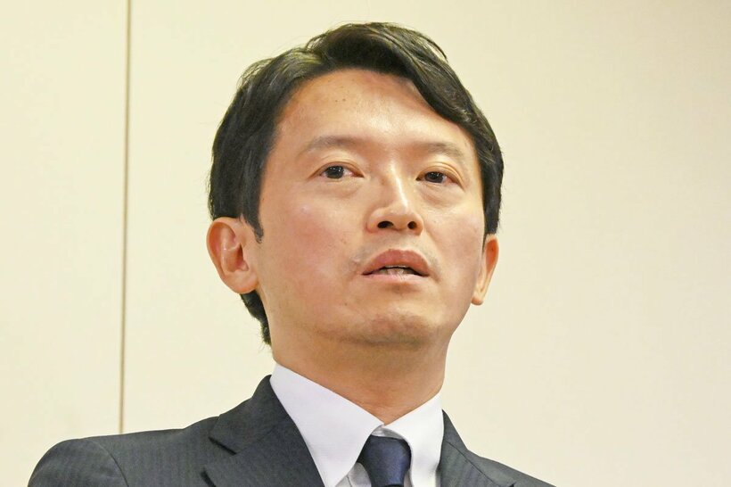 うつろな表情の斎藤知事