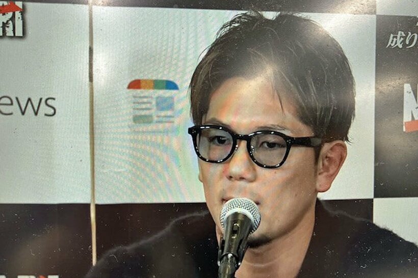 会見に臨んだ皇治