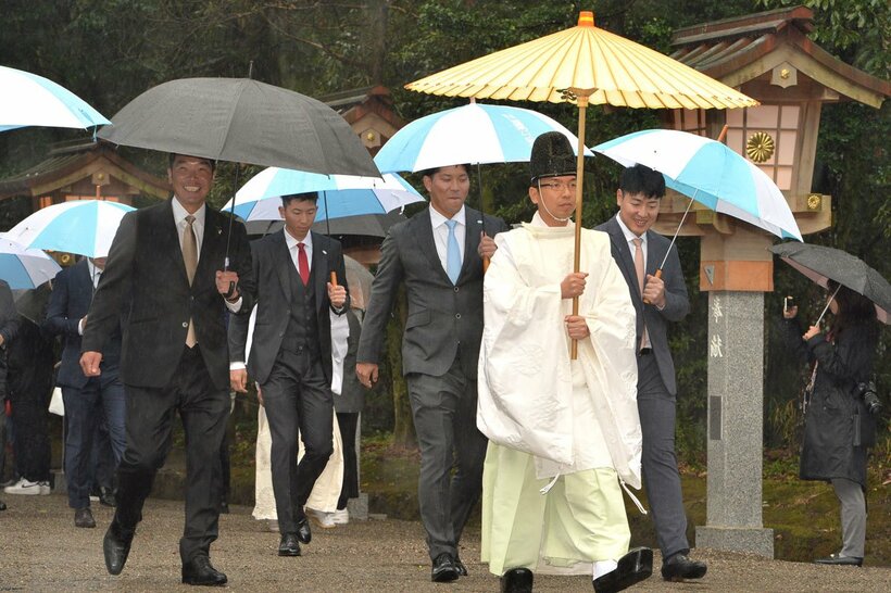 宮崎神宮を参拝する巨人ナイン。左から阿部監督、戸郷、大城、岡本