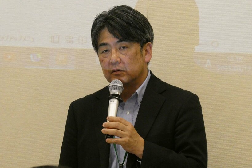講演を行う安田浩一氏