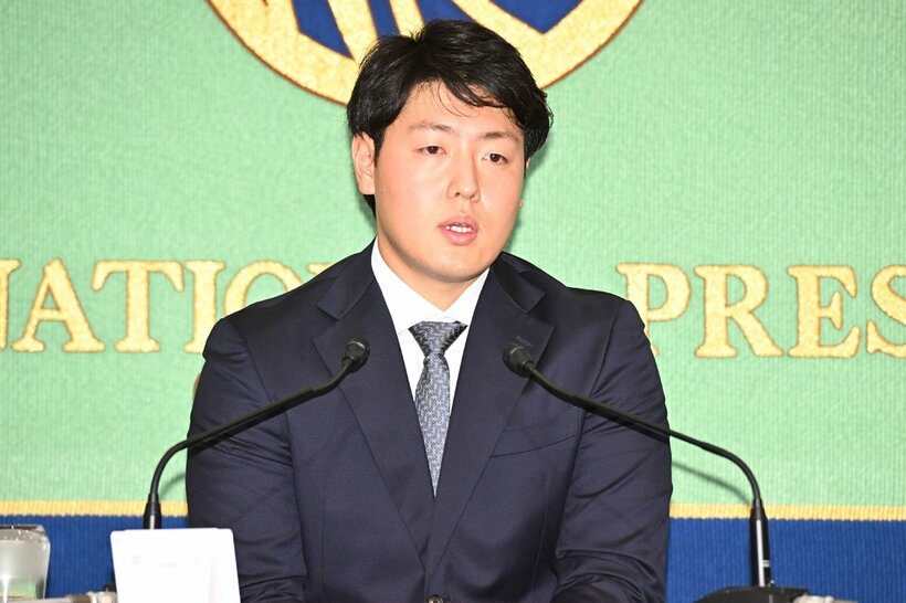 日本記者クラブで会見に臨んだブルージェイズ・岡本和真