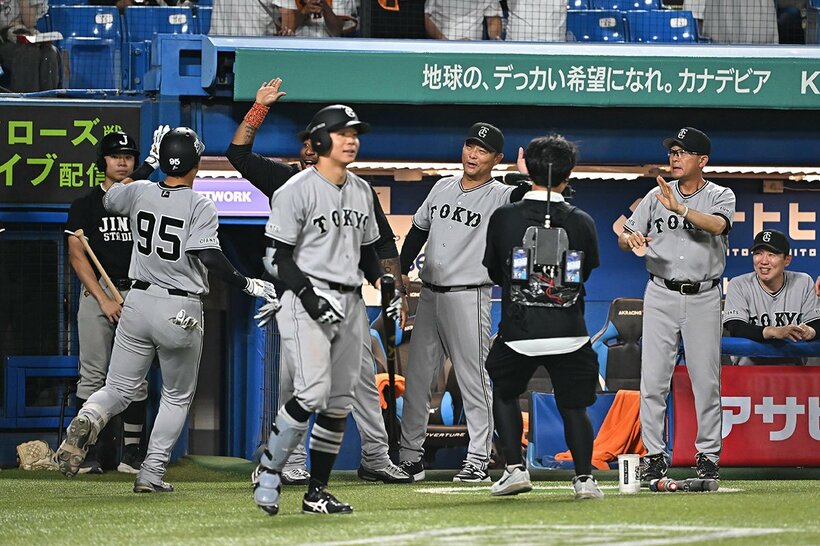 勝ち越し２ランを放った笹原操希（左）を迎える橋上監督代行