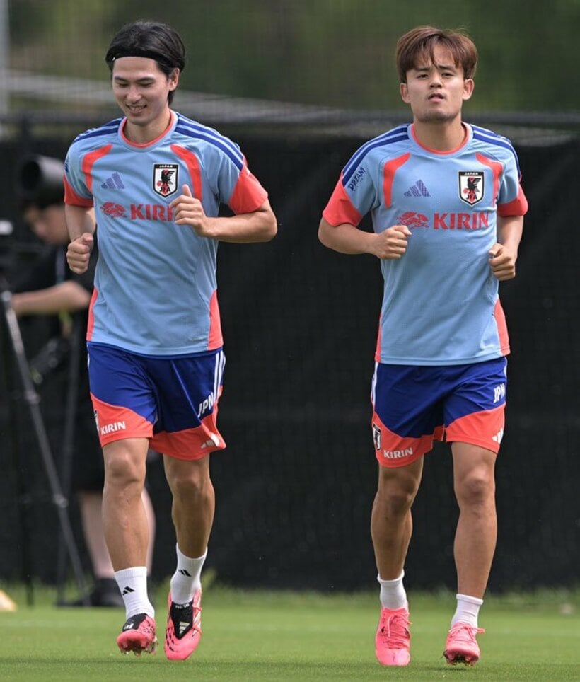 一緒にランニングする南野拓実（左）と久保建英