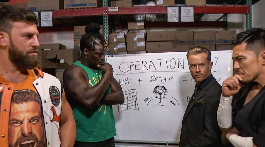  作戦会議をする(左から)グラック、Ｒトゥルース、マーベリック、戸澤(©2021 WWE, Inc. All Rights Reserved.)