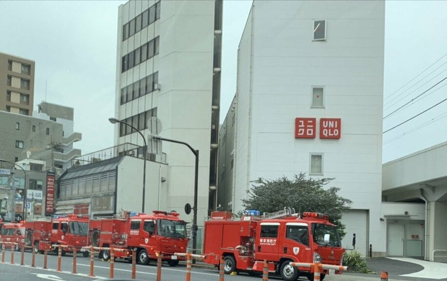  事故現場の都営浅草線中延駅に駆けつけた消防車両