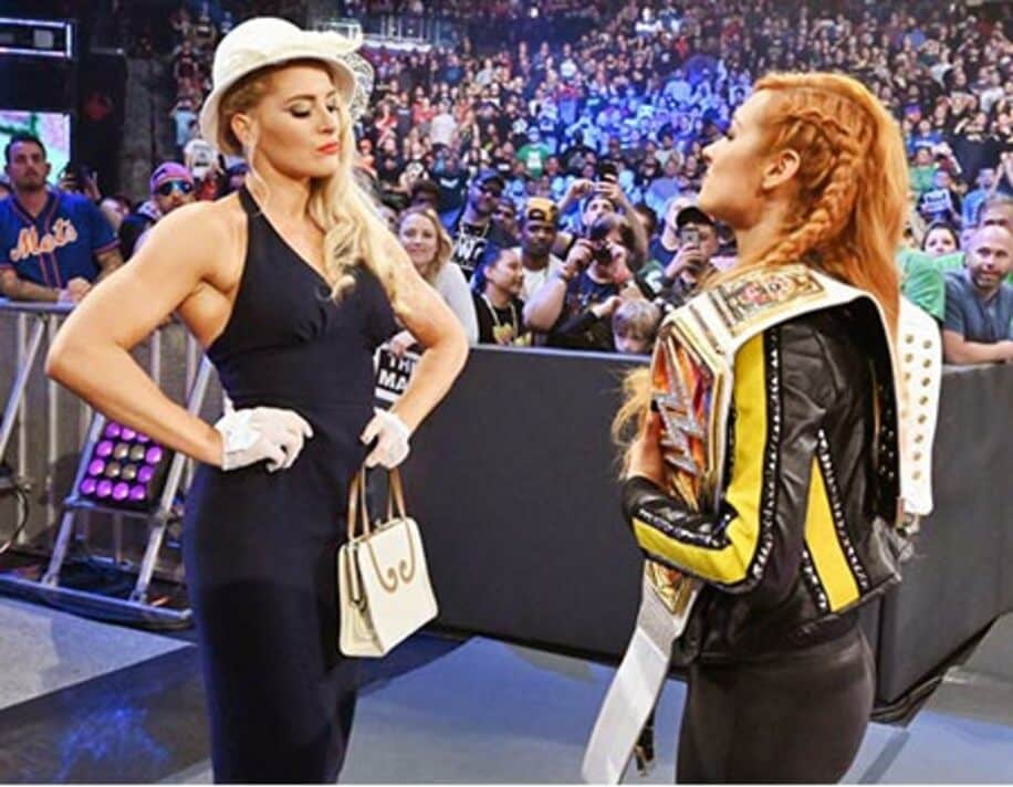  対峙するレイシー（左）と２冠王者ベッキー（Ｃ）2019　WWE,　Inc.　All　Rights　Reserved.