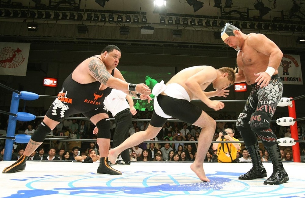 武蔵丸に扮したはなわ（中）は曙（左）のアシストを受け、武藤に突進した（２００８年６月、後楽園ホール）