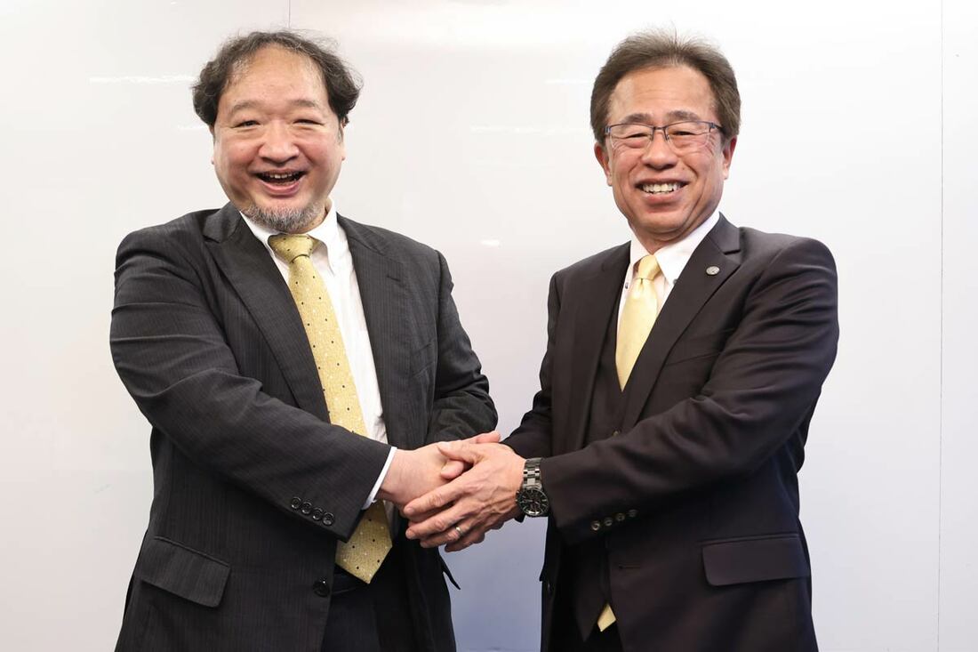 粟井球団社長(右)と握手する平鍋幸治東京スポーツ新聞社社長