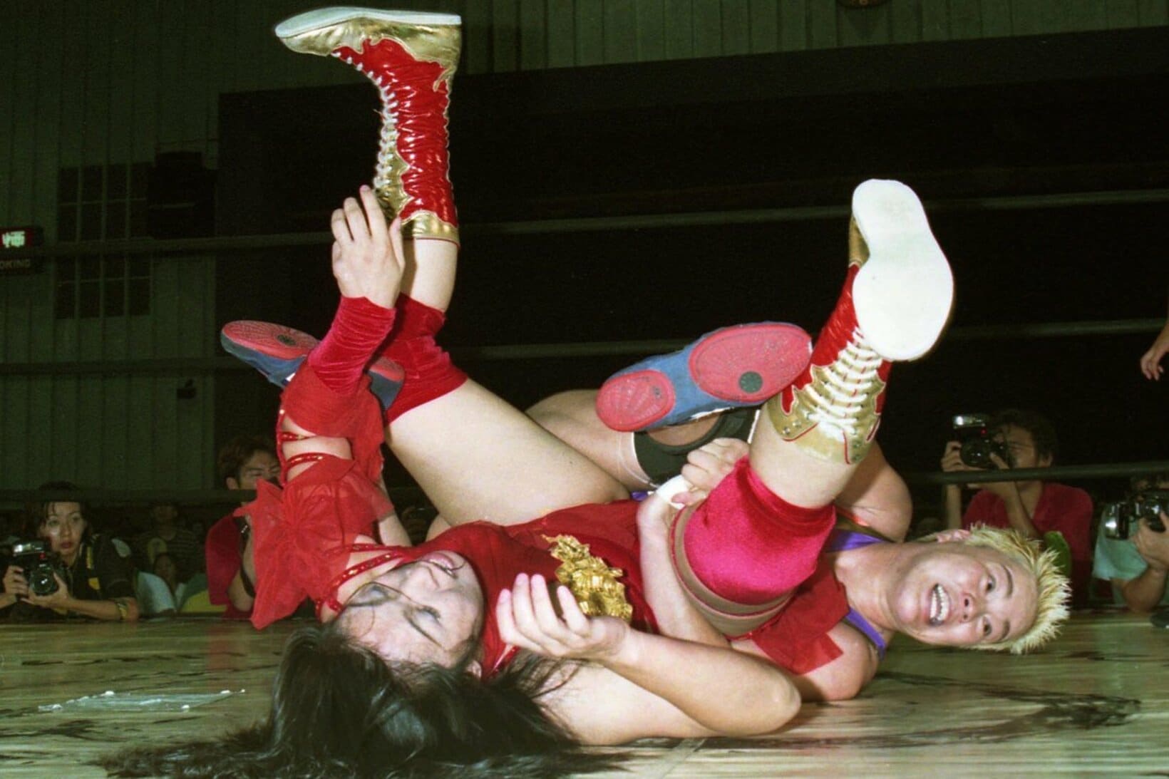 豊田真奈美（左）に珍しく回転揺りイス固めを仕掛ける神取忍