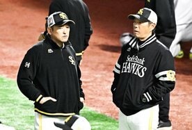 小久保監督(右)を支えるソフトバンク・倉野投手コーチ