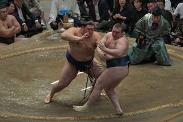 大の里（左）との相星決戦で敗れた安青錦