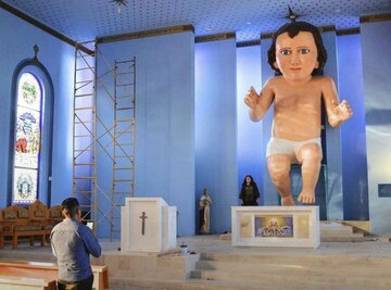 メキシコの教会に設置された幼子イエス像（レディットから）