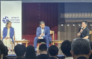 左から伊達公子さん、クリストファー・J・ジョーンズ氏、野村忠宏氏