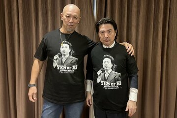 平井Ｔシャツで会見に出席した村上和成と平井代表